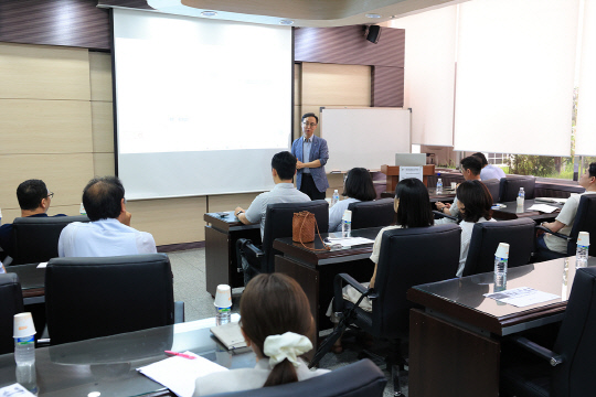 한국무역정보통신(KTNET) 관계자가 선박 위치추적 서비스의 본격 개시에 앞서 지난 19일 부산지역 포워더를 대상으로 설명회를 하고 있다. KTNET 제공